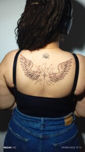 Tattoo nas costas asas de anjo