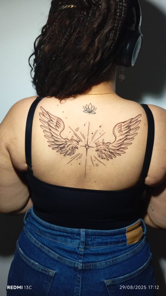 Tattoo nas costas asas de anjo