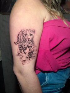 tattoo onça fine line copacabana