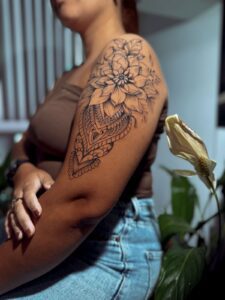 tatuagem braço feminino flores ornamentos