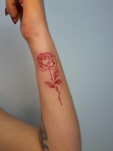 tatuagem cor vermelho traços finos