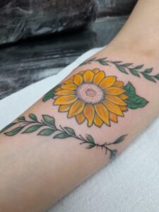 tatuagem em copacabana girassol colorido