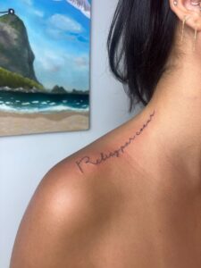 tatuagem escrita fine line