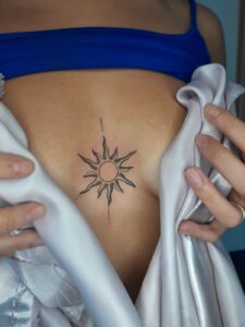 tatuagem sol no peito feminina