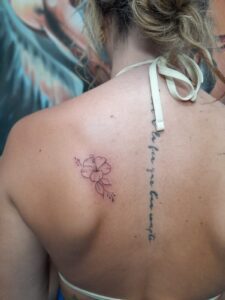 traços finos de tataugem de flor